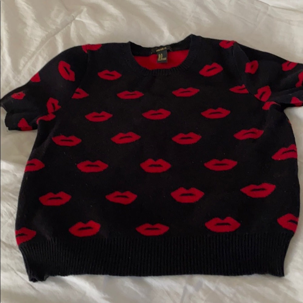 Black and red sweater 😘 lips